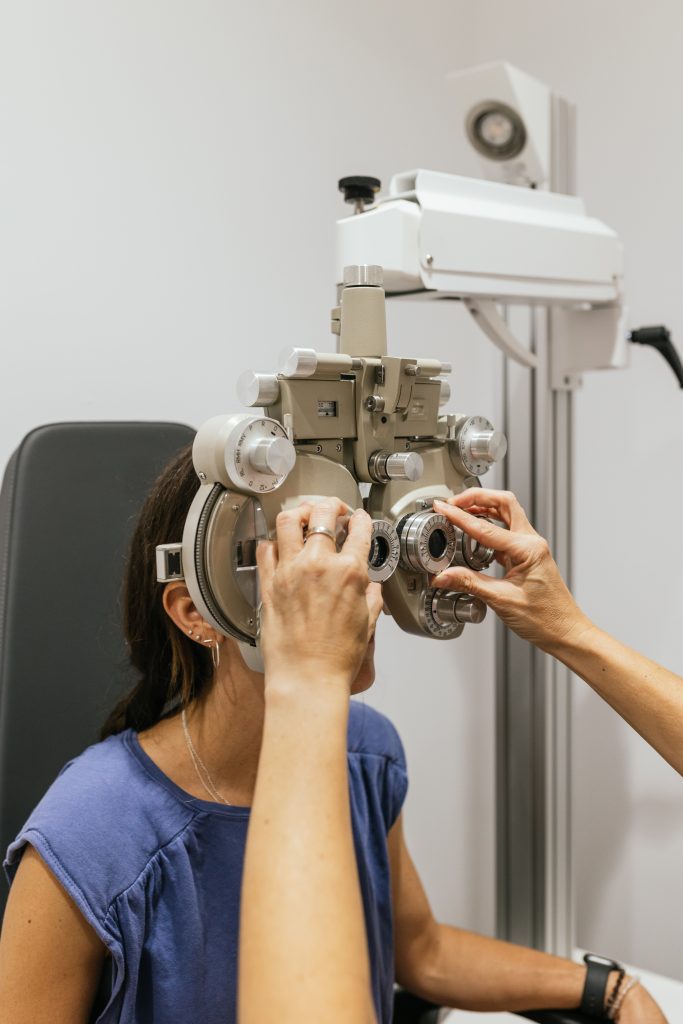 Optometrist,Adjusting,Phoropter,For,Eye,Examination